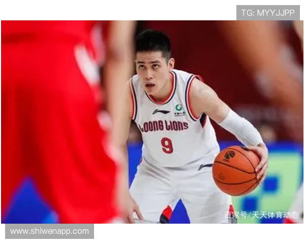 陈盈骏持球单打突破防守精准三分一箭穿心引爆全场